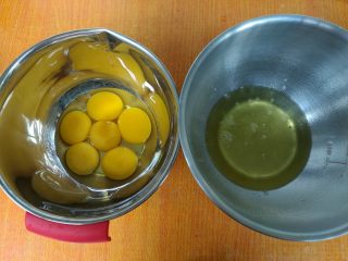 3、日式棉花蛋糕,鸡蛋分离蛋清蛋黄，5个蛋黄+1个全蛋放在一个盆内，5个蛋白放在一个盆内，蛋白盆必须无油无水。