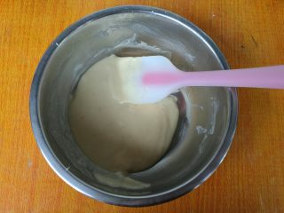 5、日式棉花蛋糕,倒入过筛的低筋粉，搅拌均匀。
