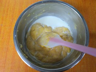 9、日式棉花蛋糕,加入牛奶。