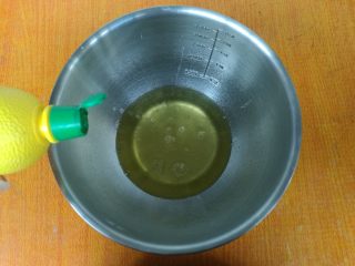 11、日式棉花蛋糕,蛋白内加入柠檬汁  ，电动打蛋器打发。此时可以预热烤箱了，上150下160预热10分钟。