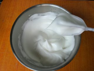 12、日式棉花蛋糕,糖分三次加入，蛋白打出鱼眼泡，加入第一次糖。继续打发至蛋白细腻后加入第二次糖。出现纹路加入第三次细砂糖。继续打发至拉起打蛋器出现弯勾，打发完