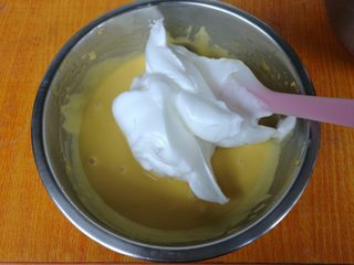 13、日式棉花蛋糕,取三分之一蛋白到蛋黄糊内，翻拌均匀。