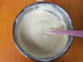 14、日式棉花蛋糕,倒回蛋白盆，继续翻拌均匀，图中是翻拌完成的样子。