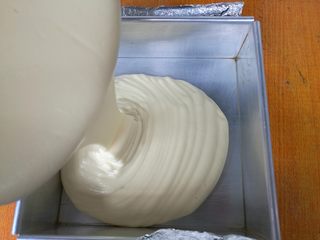 16、日式棉花蛋糕,蛋糊倒入模具内。