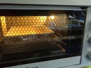 18、日式棉花蛋糕,送入预热好的烤箱水浴法上火140度，下火150度烘烤70分钟即可。