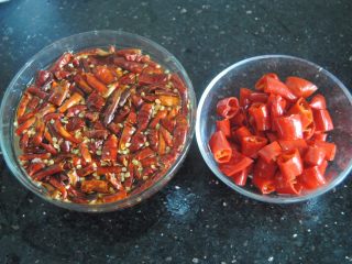 2、辣子鸡,干辣椒和湿红辣椒剪段，干辣椒用清水浸泡