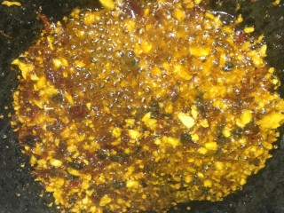 6、超爽口的凉拌土豆丝,锅内油6成热后放入适量蒜末和3勺辣椒油爆香。