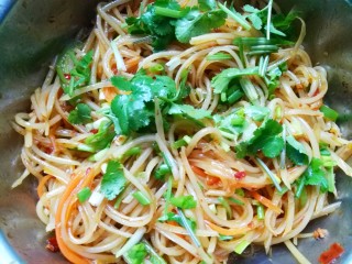 9、超爽口的凉拌土豆丝,加入葱和香菜拌匀，放置十五分钟即可。