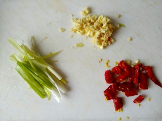 7、香辣凉拌三丝,葱切丝，蒜切沫，干红辣椒切小段