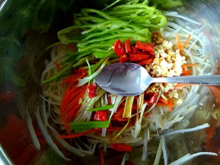 10、香辣凉拌三丝,加入适量白醋