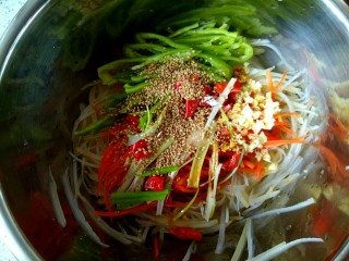 12、香辣凉拌三丝,加入适量熟芝麻