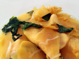 6、红薯千层烘蛋饼-甜甜的,香香的,滑滑的,倒入步骤5中的食材并搅拌(可加少许盐调味)