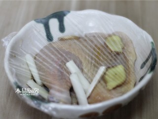 3、葱油鸡,盖上保鲜膜,放到冰箱冷藏室,冷藏腌制两小时以上,期间最好翻面一次。
