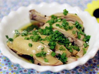 11、葱油鸡,鸡腿这样做,葱香浓郁,柔嫩香滑,味道很好。