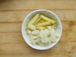 3、西红柿烧茄子,姜蒜准备好