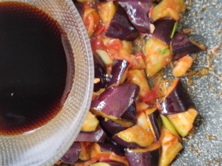 9、西红柿烧茄子,翻炒一会儿，放入调好的酱汁。（一勺生抽，半勺糖，半勺蚝油）