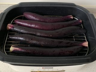 1、凉拌茄子,茄子去尾，洗净