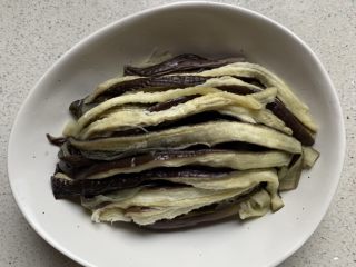4、凉拌茄子,捞出、晾凉。撕小条，摆入盘中。
