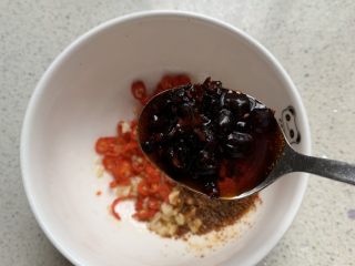 7、凉拌茄子,来一点辣椒酱