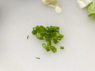 4、香菇炒肉片,小葱切成葱花；