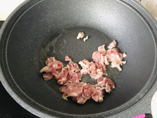 7、香菇炒肉片,起锅烧油，小火慢炒肉片；