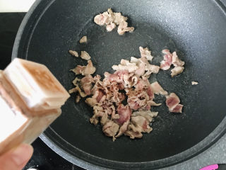 8、香菇炒肉片,撒少许八角粉；