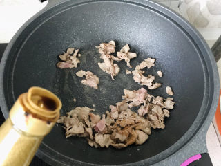 11、香菇炒肉片,倒一点生抽；
