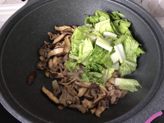 18、香菇炒肉片,加入小白菜炒40秒以上即可；