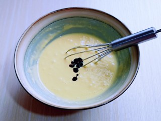 7、红丝绒草莓奶油蛋糕卷～下午茶必备甜品,再滴入红丝绒液。(3-4滴，用红曲粉也可以)