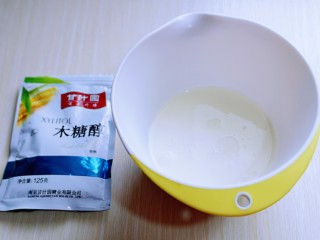 17、红丝绒草莓奶油蛋糕卷～下午茶必备甜品,做奶油，将奶油倒入深口的器具中，加入木糖醇糖，启动电动打蛋器先中速打发，奶油粘稠时高速打发至8成即可。(木糖醇甜度接近蔗糖，口感清凉，适合不易多吃糖的人群)