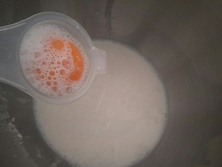 1、万能早餐-牛奶哈斯,盆中放入350g????牛奶和一个蛋黄25g