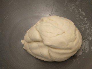 7、万能早餐-牛奶哈斯,开始揉面。揉成一个柔软的面团后拿出