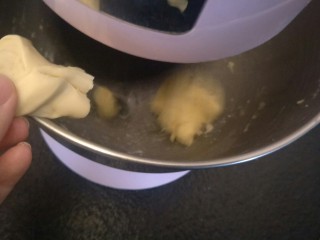 9、万能早餐-牛奶哈斯,开厨师机低速吧。把揉好的面团分成一块块的，慢慢丢进去。