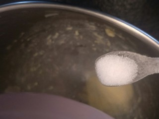 10、万能早餐-牛奶哈斯,加入三小勺盐约10克。