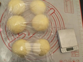 23、万能早餐-牛奶哈斯,在室温下，松弛面筋半个小时，方便，接下来好擀开