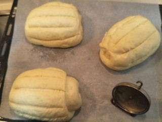 31、万能早餐-牛奶哈斯,用锋利的刀片切割出5道花纹，喜欢的话再撒点白砂糖在上面。