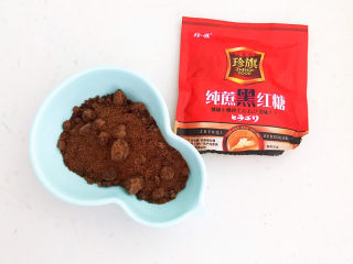 2、糖水鸡蛋,把黑红糖倒入小盘里