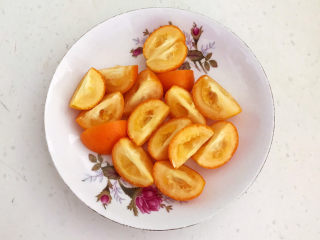 3、糖水鸡蛋,小金桔切成小块，把小金桔的籽去掉