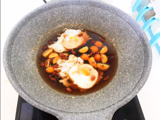 11、糖水鸡蛋,加入黑红糖，烧制黑红糖融化