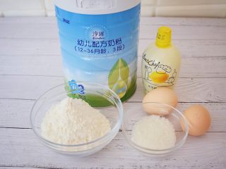 1、手指饼干,准备好材料