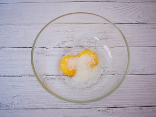 3、手指饼干,蛋黄加入20克白糖