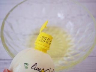 5、手指饼干,蛋清中加入柠檬汁，用电动打蛋器打发至粗泡