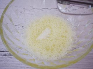 6、手指饼干,分三次加入白糖，继续用电动打蛋器打发至硬性发泡