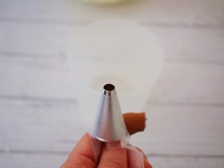 13、手指饼干,裱花袋装入中号圆形裱花嘴
