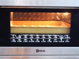 16、手指饼干,再放入预热好的烤箱，上下火170度，中层12-15分钟，具体要根据自家的烤箱脾气为准