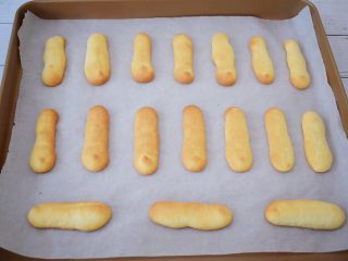 17、手指饼干,烤至表面金黄色即可