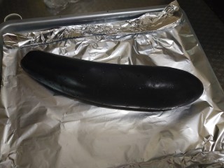 1、家常肉沫蒜蓉烤茄子(烤箱版),茄子洗干净放在包了铝箔纸的烤盘上，然后放入烤箱