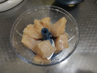 3、家常肉沫蒜蓉烤茄子(烤箱版),鸡胸肉搅碎成末，可以用五花肉代替，也可以不放肉