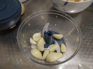 4、家常肉沫蒜蓉烤茄子(烤箱版),大蒜搅碎成末，大蒜必须要有