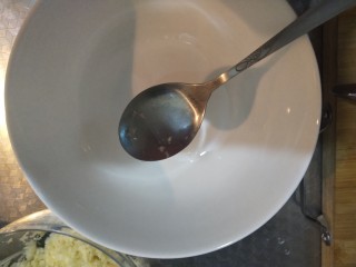 5、家常肉沫蒜蓉烤茄子(烤箱版),以这个勺子大小为例子